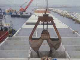 写真：防波堤に再利用している様子