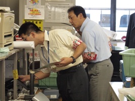 写真:巡視で念入りにチェックしている様子