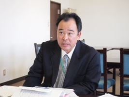 写真：朝倉係長