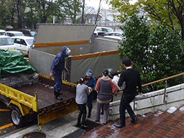 リサイクルカーに不要物を搬入する写真