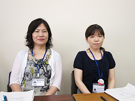 鈴木主任技査と職員厚生課技査の武藤 五月氏