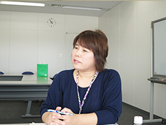 人事課厚生係長代理の尾崎 桂子氏