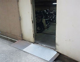 写真:スリップ防止のための滑り止め板を設置(改善事例)