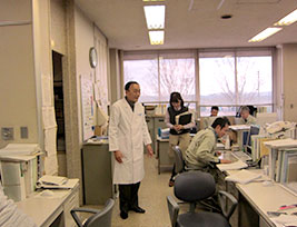 産業医による職場巡視の様子