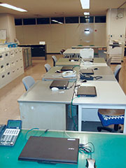 職員退庁後の執務室の様子