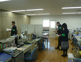 腕章を着用して安全パトロールを実施