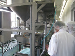 写真:学校給食調理場での職場巡視の様子