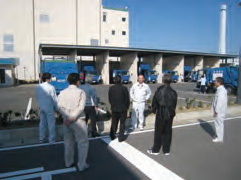 写真:環境管理部委員会職場巡視の様子