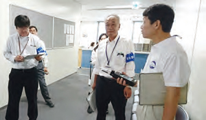 写真:職場環境のチェックをする委員のみなさんの様子