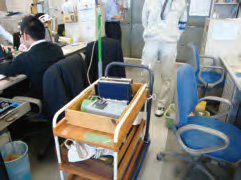 写真:隔月で実施される空気環境測定の様子