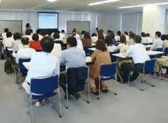 写真:全ての事業場の職員を対象に開催されるメンタルヘルス研修の様子