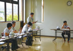 写真：委員会職場巡視後に開催される報告会の様子