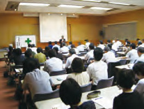 写真:外部の専門家を講師に迎えた安全衛生研修会