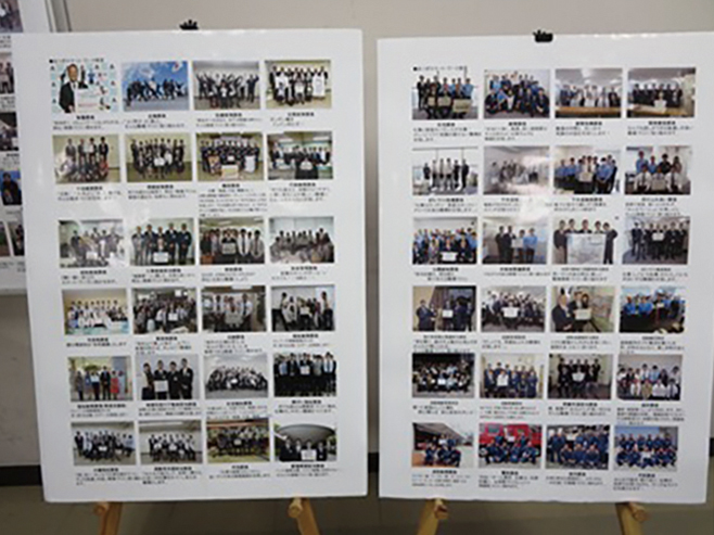 写真:大きな用紙にたくさんの集合写真が並べられて掲示されている