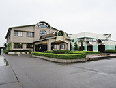 写真：中讃広域行政事務組合管理棟（左）と瀬戸グリーンセンター